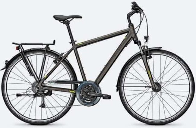 Zwarte stadsfiets met bagagedrager en spatborden