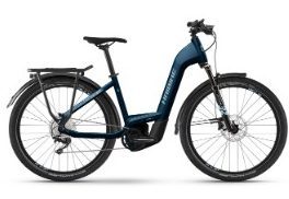 Donkerblauwe elektrische stadsfiets met bagagedrager