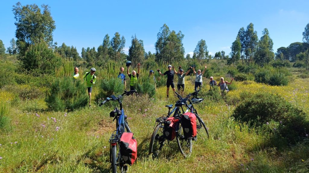 Groep fietsers in bloemrijk veld met bepakking