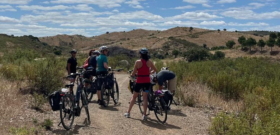Groep fietsers op onverharde weg in heuvelachtig landschap