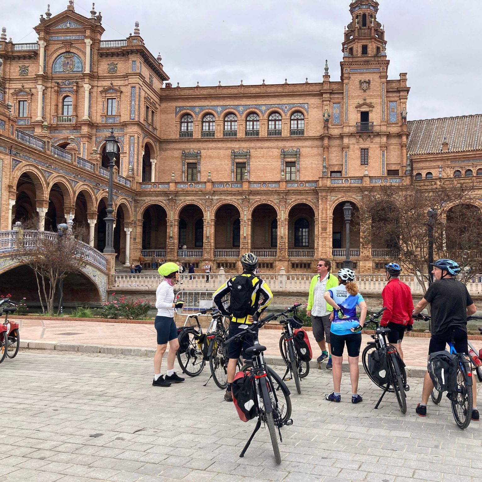 Fietsers bij Plaza de España in Sevilla