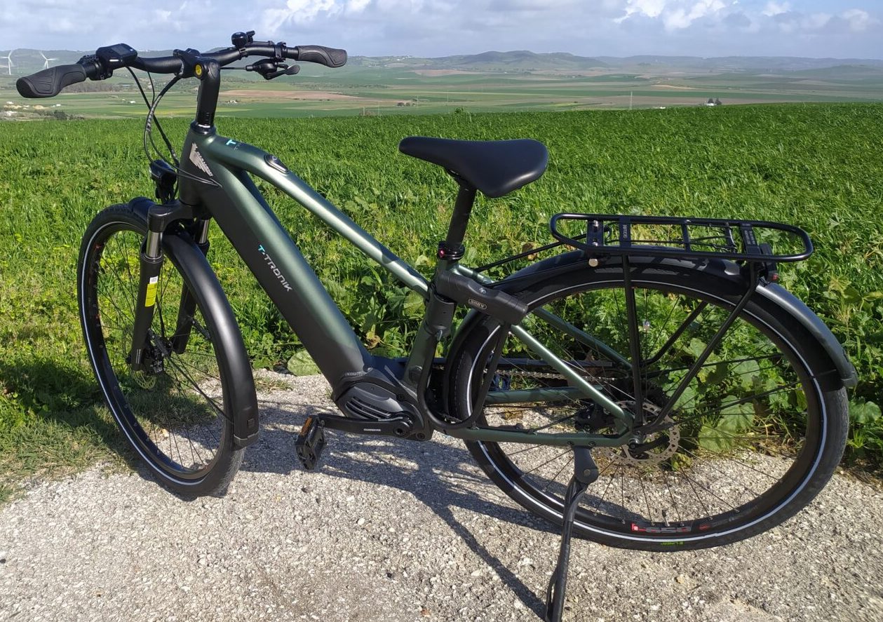 Elektrische fiets bij groene velden en windmolens